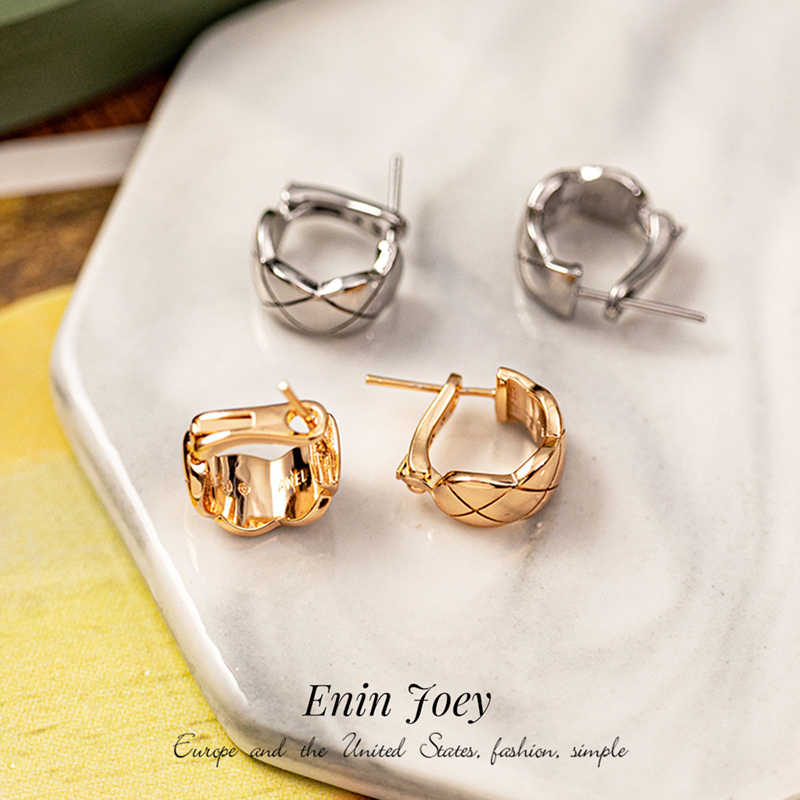 2025新款女爆款菱格纹钛钢圈圈耳饰轻奢小香风耳圈耳钉高级感耳环